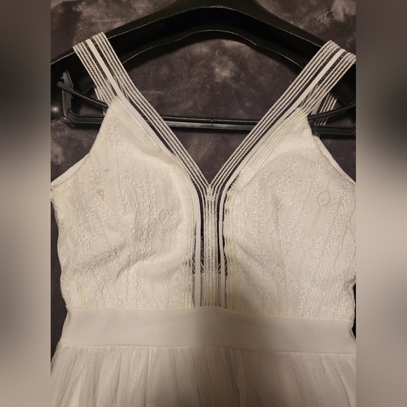 Beautiful dress - Picture 2 of 3